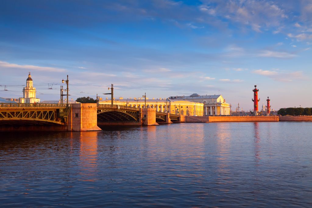 Вид на Дворцовый мост в Санкт-Петербурге