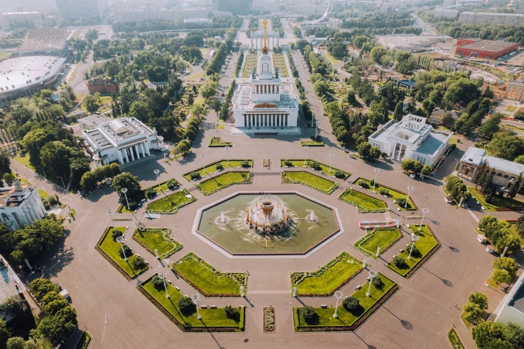 ВДНХ. Площадь “Дружба народов”.jpg