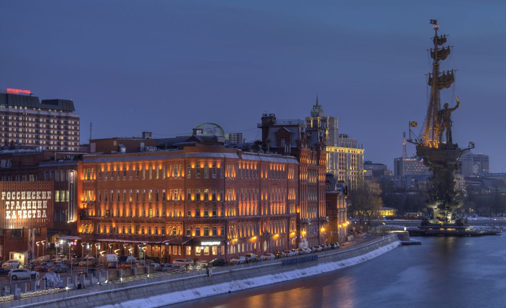 Красный октябрь и памятник Петру I в Москве.jpg