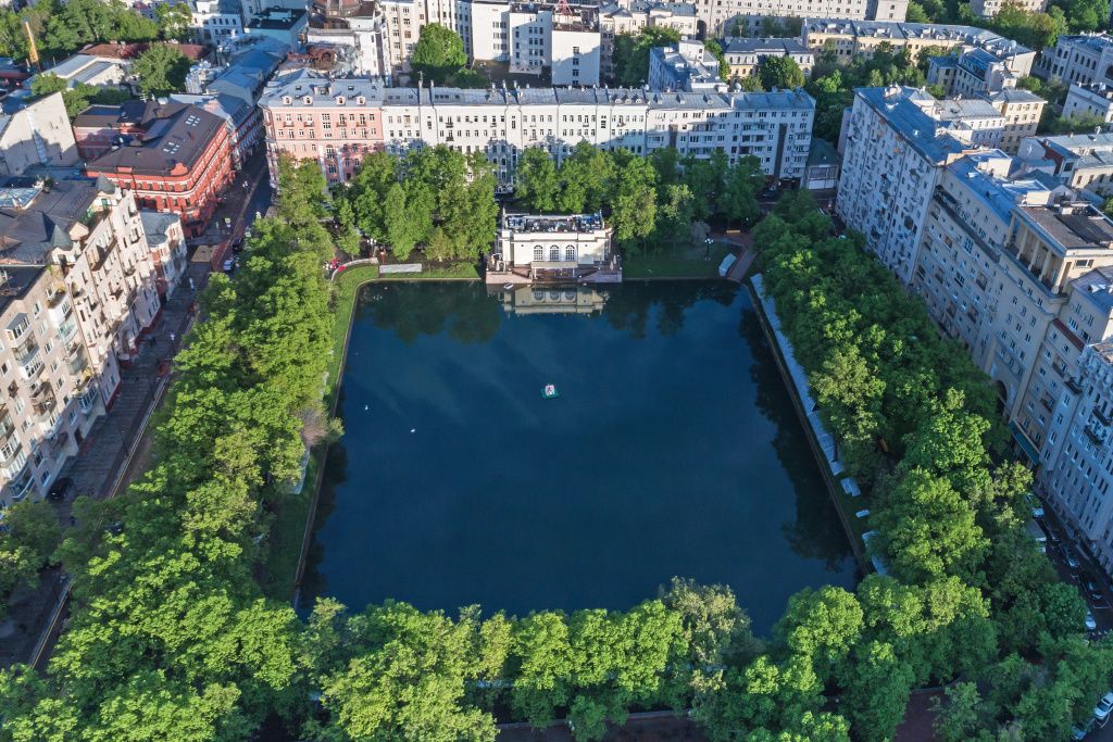 Патриаршие пруды в Москве.jpg