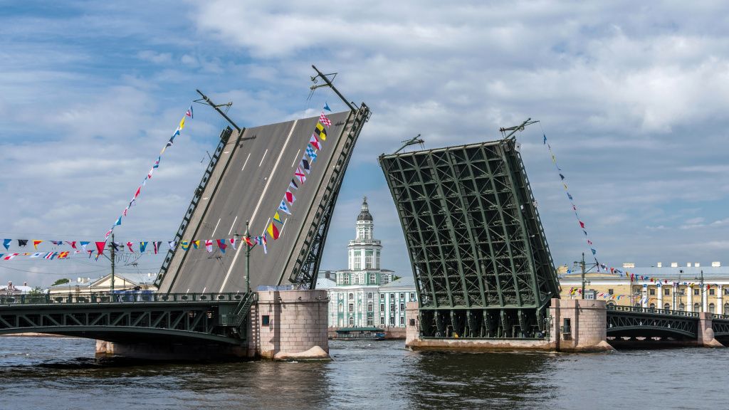 Развод Дворцового моста в Санкт-Петербурге